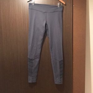 Lululemon grey leggings.